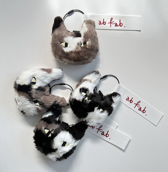 Qoo10 ab fab. BTS SUGA着用 Cat キーホルダ