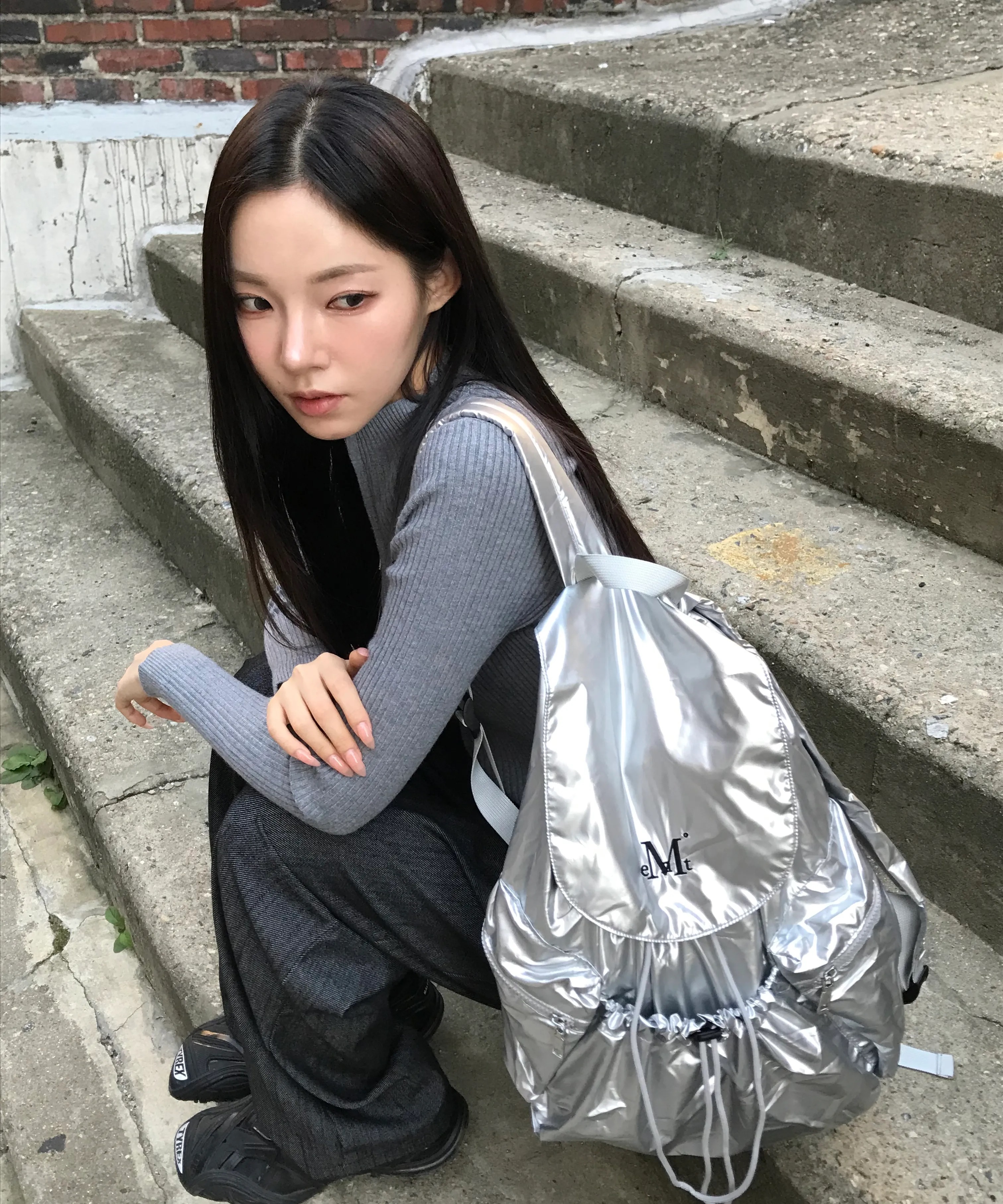 2025 新商品 スワン グロッシー バックパック 男女共用 (2color) 韓国の人気ファッションブランド