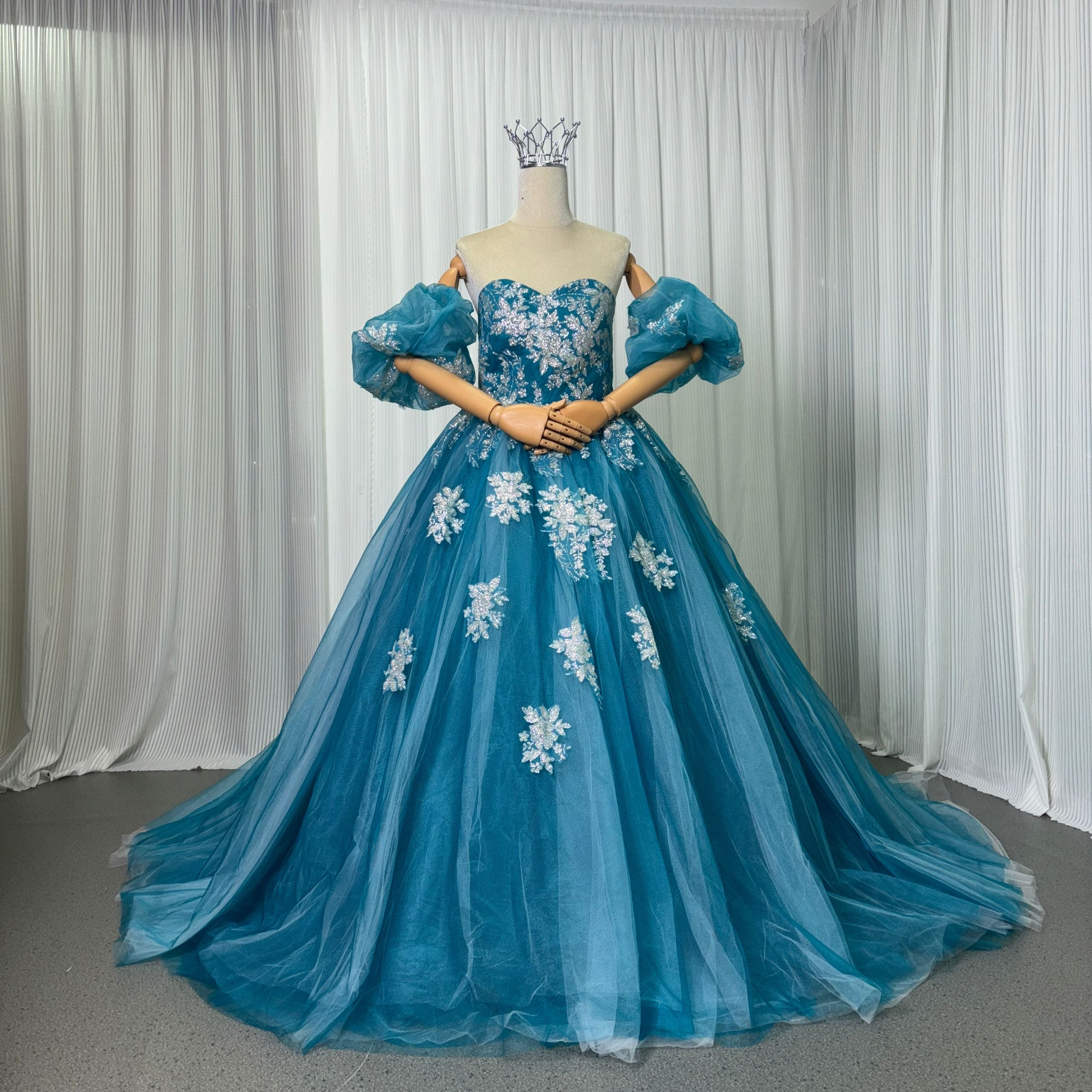 カラードレス ブルー ベアトップ キラキラ光る刺繍 パフスリーブ ソフトチュール 披露宴