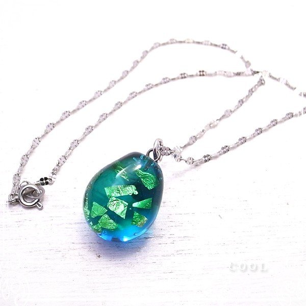 ブルーグリーン 銀箔 ガラス トンボ玉 ネックレス ステンレスチェーン 青 緑 ガラス/とんぼ玉 ガラスアート COOL