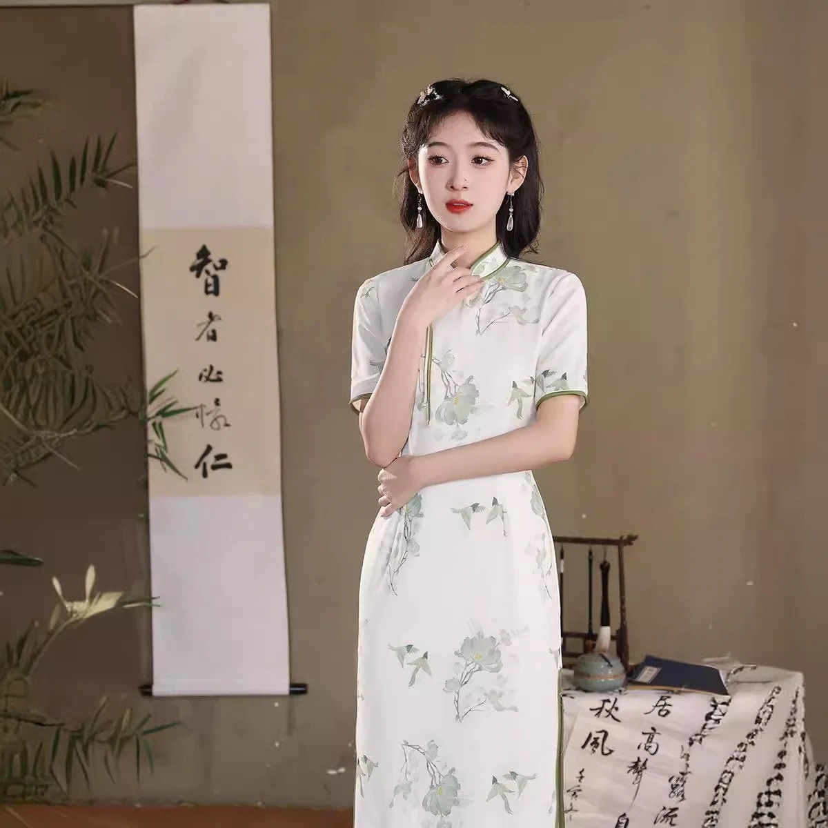 2024春夏改良チャイナドレスデイリースリムフィットミディアムロングスタイルスモールトラベルスタイルヤングスタイル