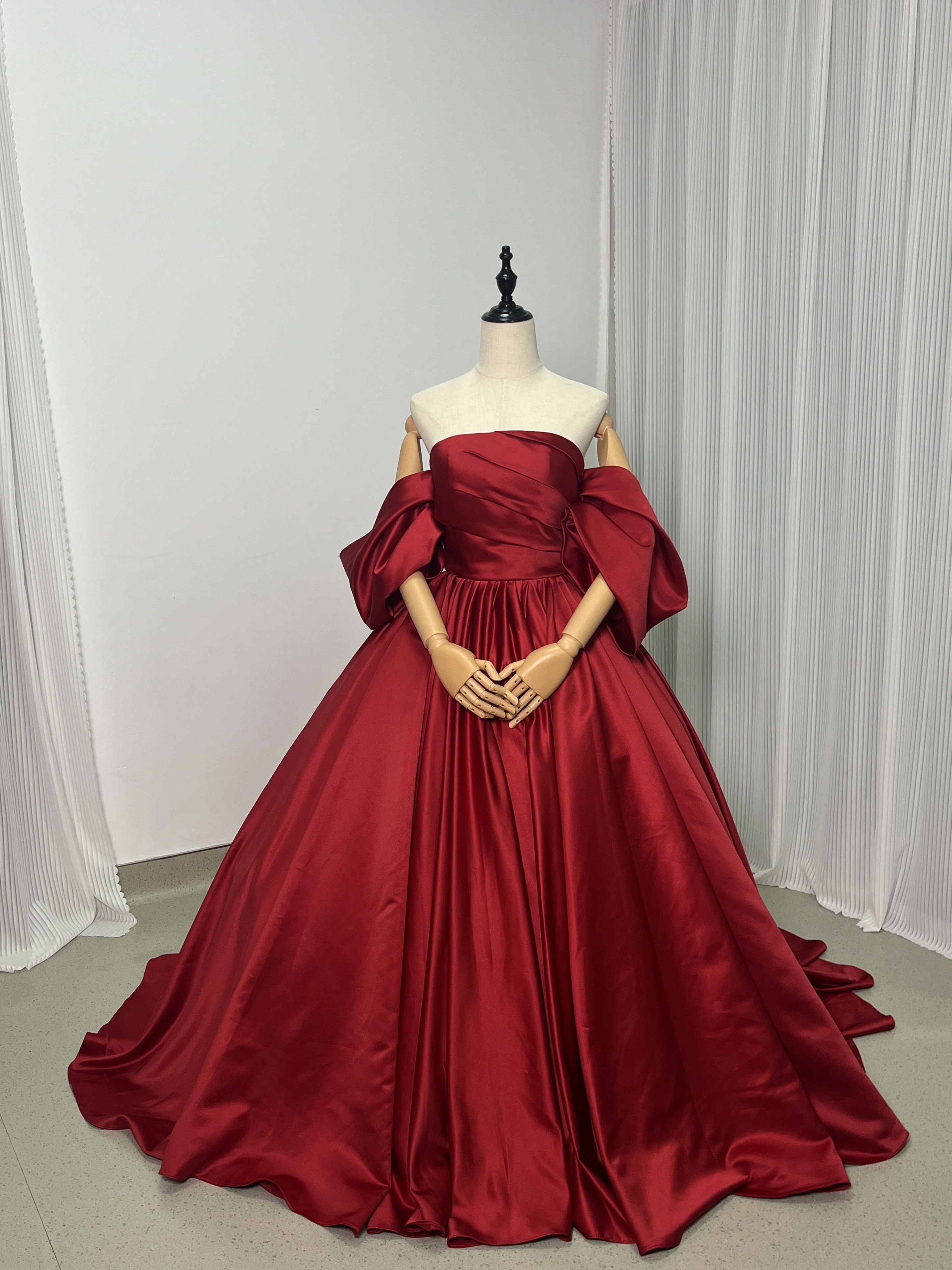 豪華！ウエディングドレス 赤 プリンセスライン オフショルダー ドロップショルダー ベルト 結婚式/披露宴 42,990円