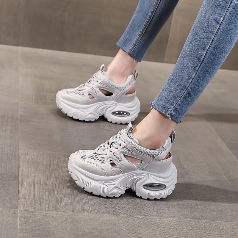 厚底サンダル くり抜きメッシュ通気性ポップスサンダル 女性 2025 夏新作スポーツレジャーシューズ スポーツサンダル レディース