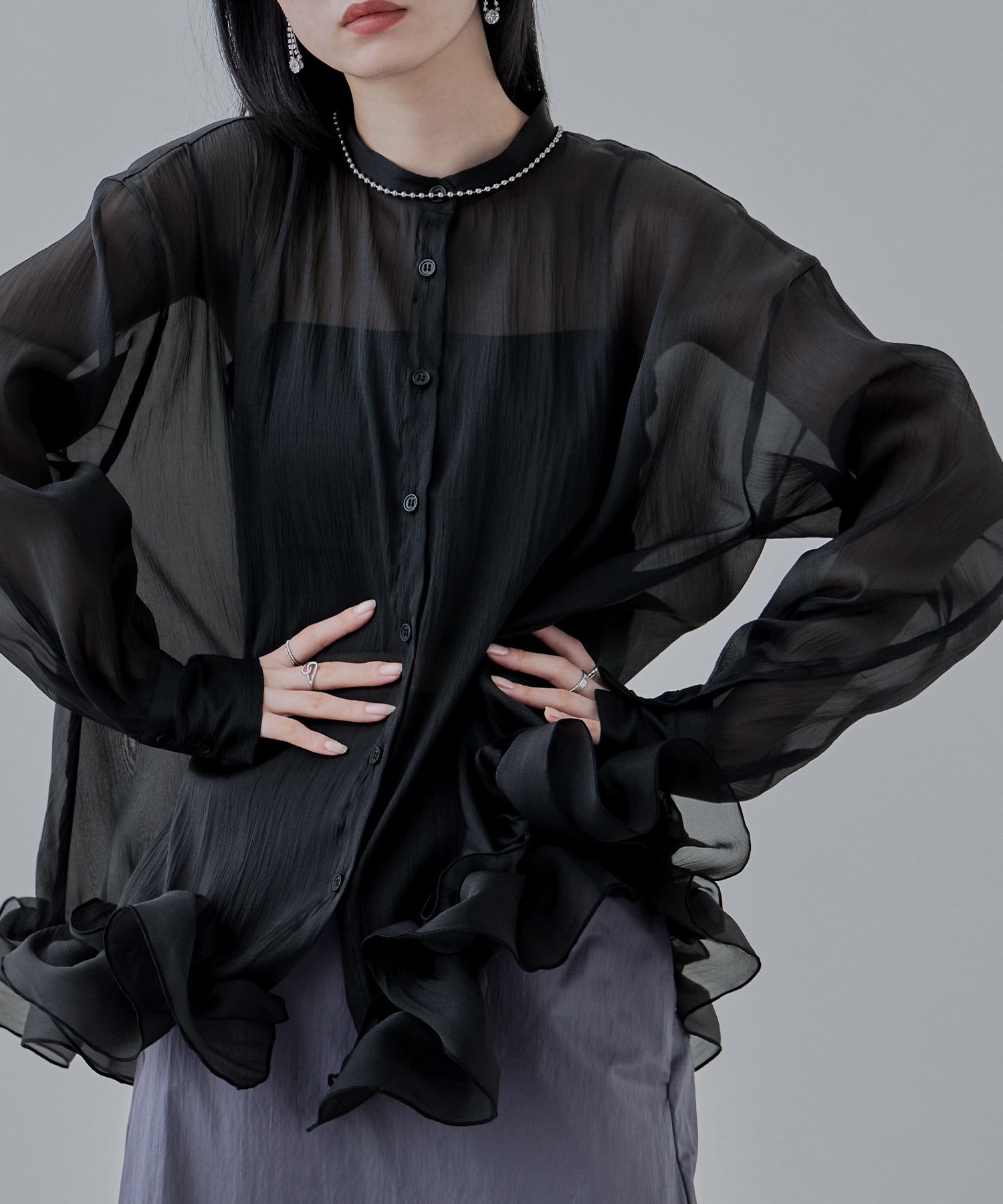 オーガンジーフリルヘムシアーブラウス トップス シャツ ブラウス 長袖 オーガンジー シアーシャツ フリル 裾フリル フリルヘム シアー バンドカラー スタンドカラー ラッフル ギャザー 重ね着