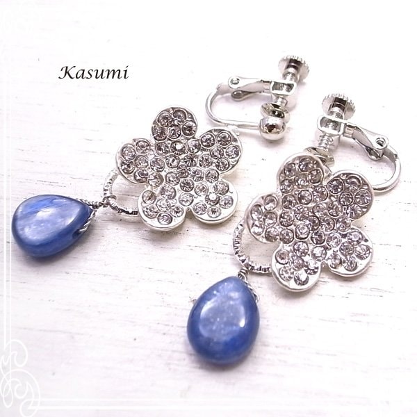 カイヤナイトと花のイヤリング Kasumiかすみ アクセサリー/作家/ハンドメイド