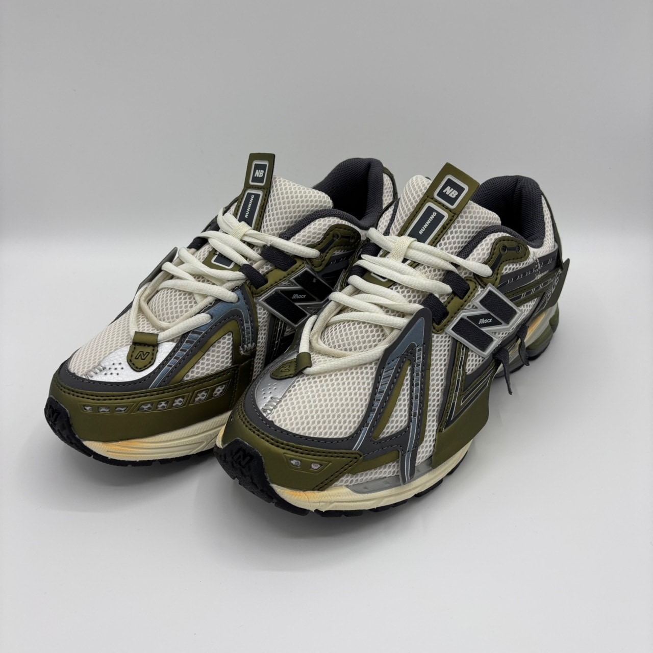 U1906ANC OLIVE JUICE/SEA SALT/WOODLAND スニーカー 男女兼用
