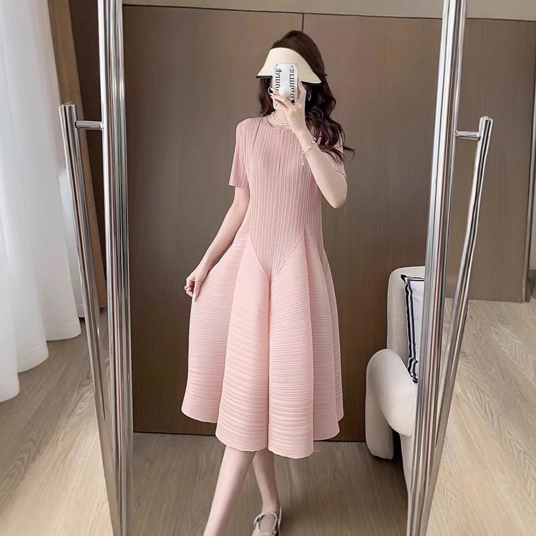 3つの小さな家のプリーツ2025春と夏のファッションデザイン短袖の花の芽スカートエレガントな気質女性のドレストレンディ