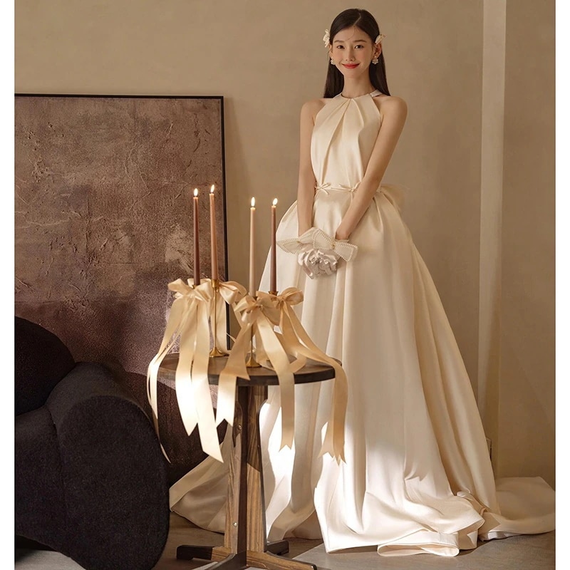 花嫁の主なウェディングドレスの新型フランスのレトロなヘボン風のレトロなサテンの首を掛けて客を迎えます