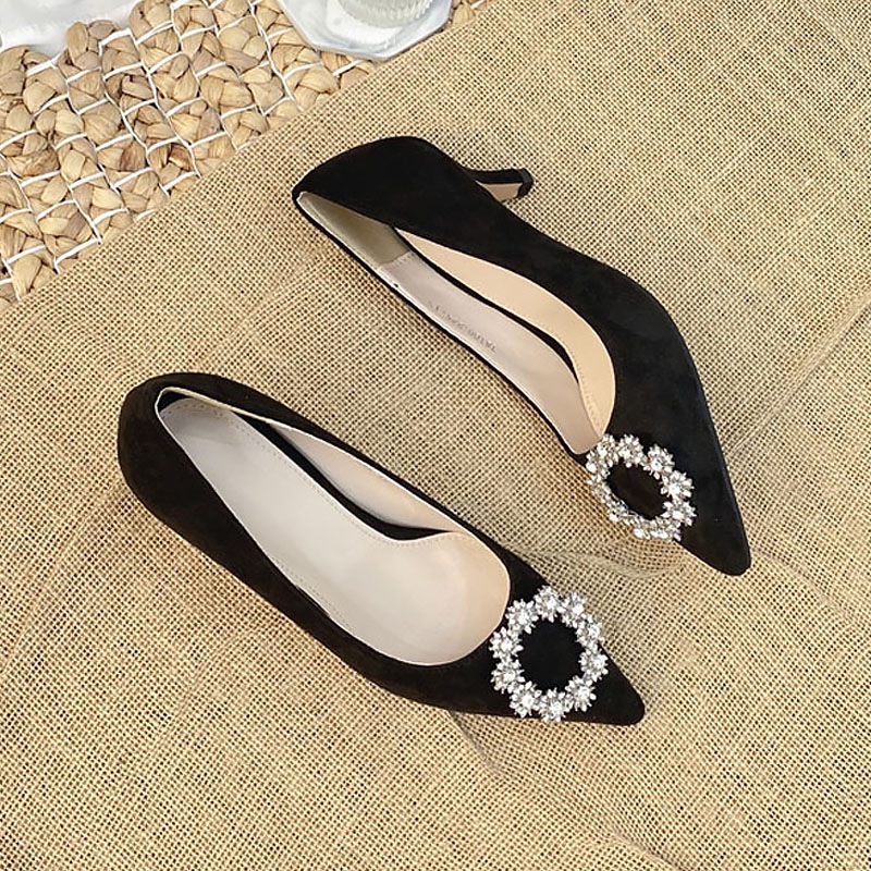 女性らしい, エレガントな フラワーモチーフキラキラビジューリング付き ポインテッドトゥ 6cmヒールパンプス