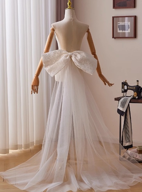 ウエディングドレス オフホワイト ソフトチュール 華やかなトレーン ふっくら柔らかなバックリボン