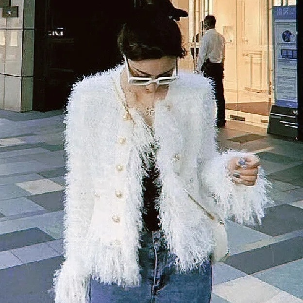 アウター ジャケット ノーカラージャケット 長袖 Vネック 前開き デザインボタン ショート丈 ふわふわ かわいい 大人可愛い きれいめ シンプル 上品 おしゃれ かっこいい カジュアル レトロ