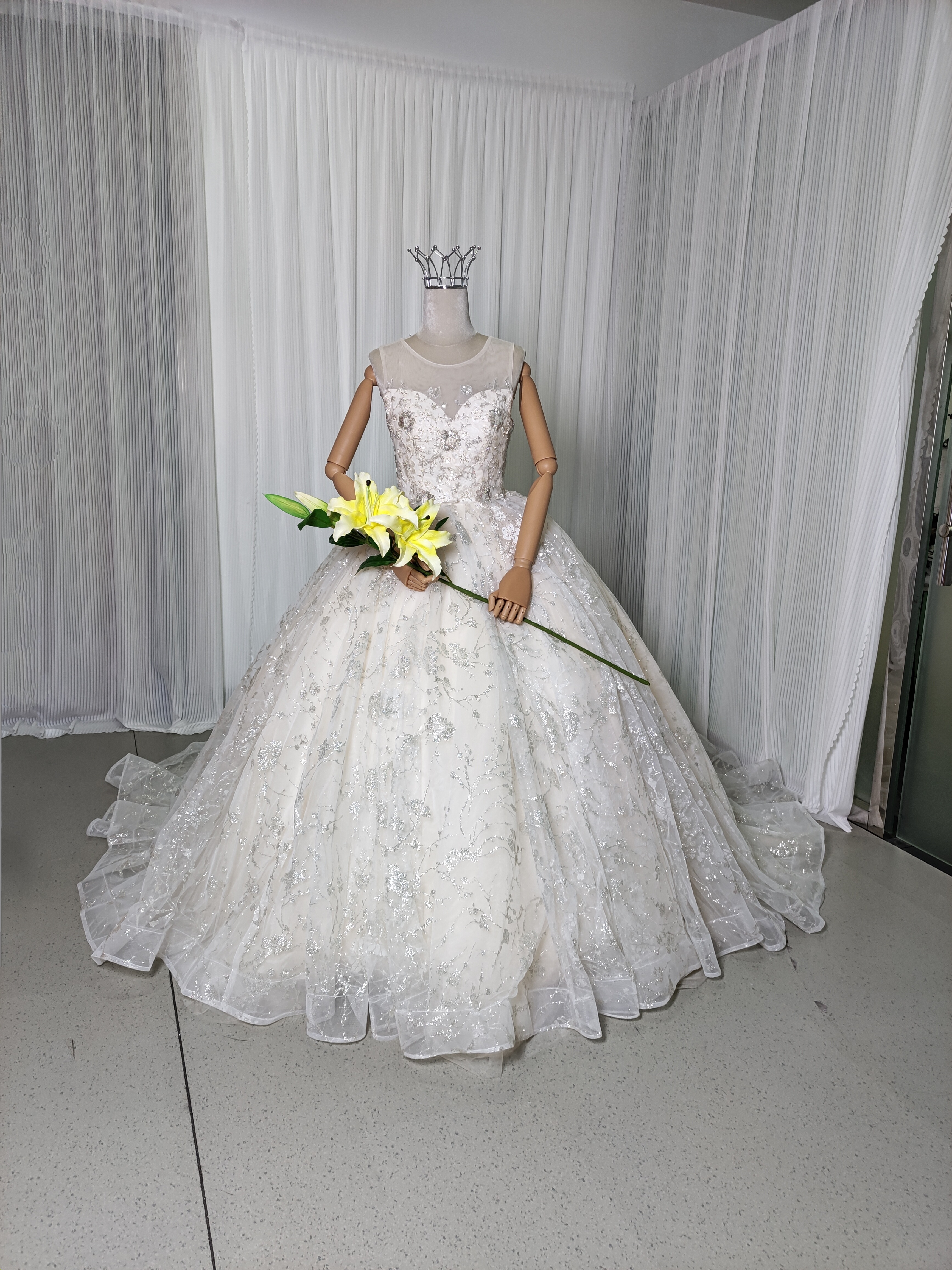 豪華！ウエディングドレス キラキラスパンコール キラキラ光るレース おしゃれ見え 結婚式