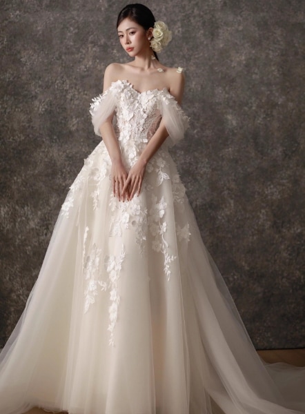 フランス風 ウェディングドレス ベアトップ 花モチーフ 取り外し袖 ふわふわドレス 拳式/前撮り