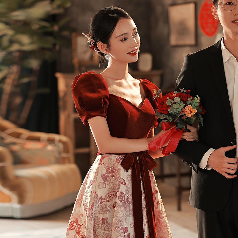 逃げている王女の敬酒服の花嫁のワインレッドの婚約スカートの女性の気質のタキシードは軽くて贅沢に家に帰って服を着ます