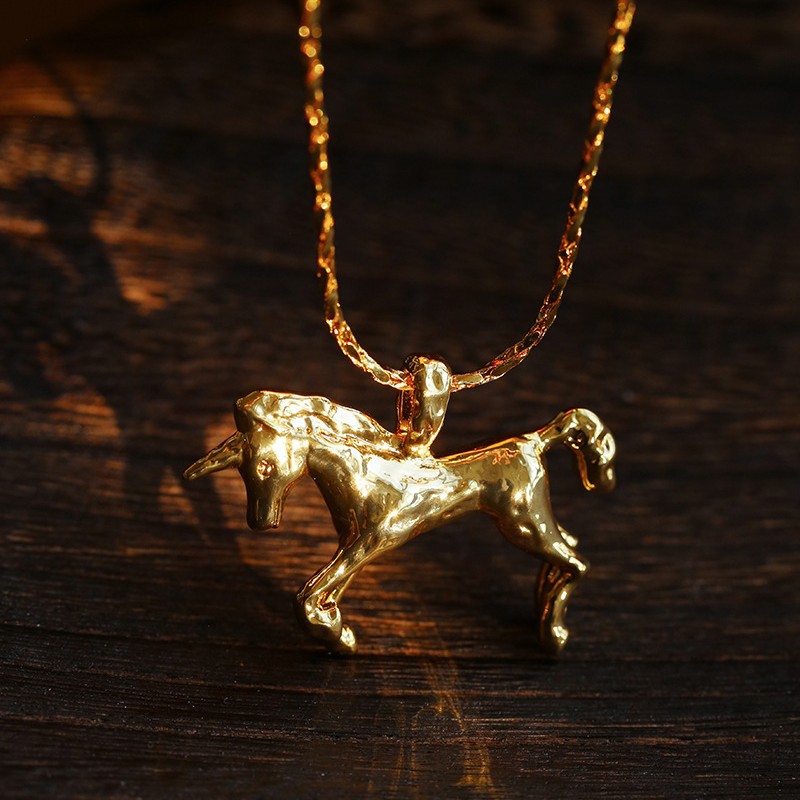 レトロなユニコーンペンダントミニマリストチェーンネックレス馬年の新しいスタイルアンティークメタルポニーセーターチェーン
