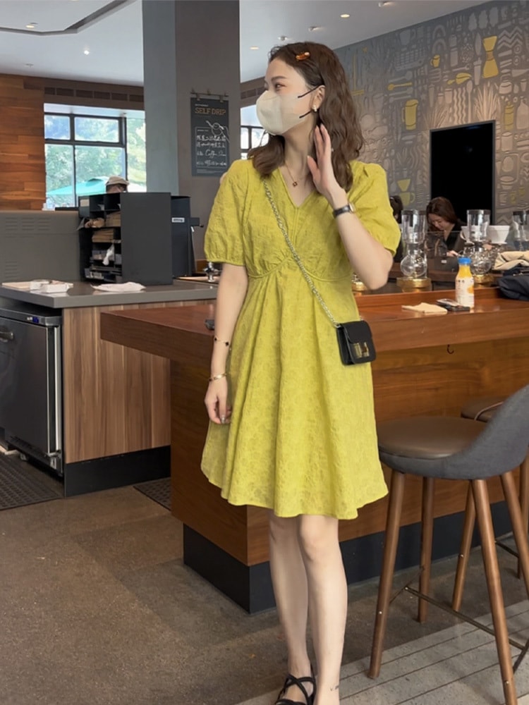 レディース ワンピース 膝丈 膝上 5分袖 ボリューム袖 パフスリーブ Vネック 襟なし フレア Aライン フェミニン ウエストマーク ふわふわ 薄手 かわいい カジュアル ラフ ガーリー ラブリー