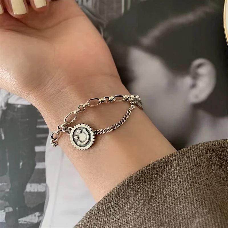 おしゃれでレトロで笑顔の多いテシルバーブレスレット女性のシンプルなデザイン感軽やかで贅沢なファッションスマイルハンドアクセサリー 4,976円