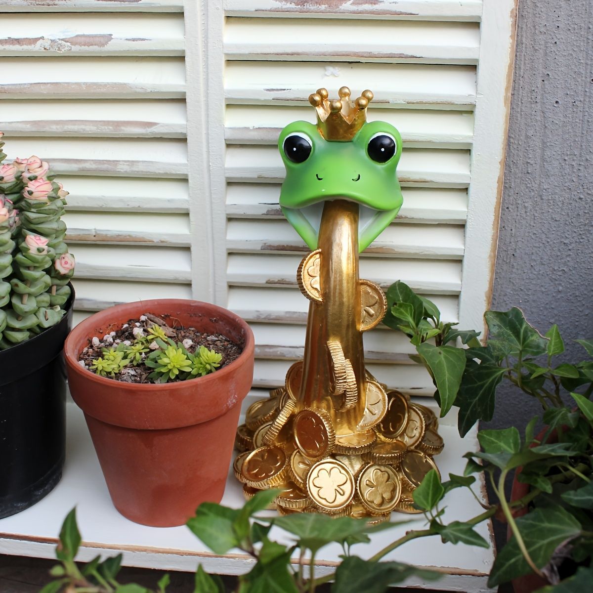 置物 オブジェ ガーデンオーナメント 口からコインを出しているカエル かえる ユニーク 室内 屋外 屋内 インテリア 玄関 リビング ダイニング 装飾 庭 ガーデニング 装飾 ガーデン 樹脂 ギフト