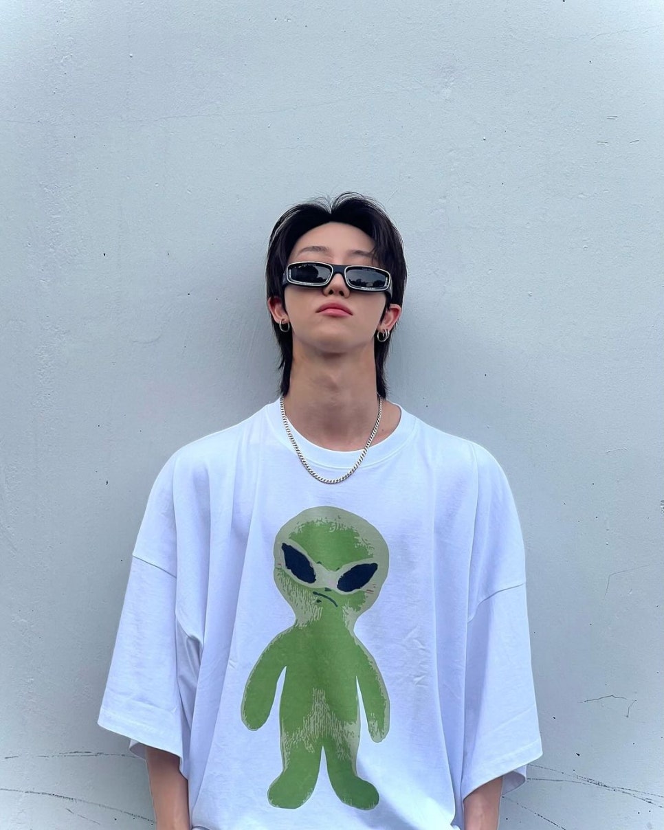 SEVENTEEN 着用 Alien graphic overfit half sleeve T-shirt WHITE