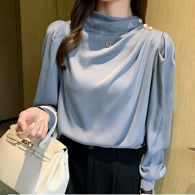 片側ネックタック ゴールドボタンポイント トップス ブラウス ミディアム丈 長袖 手元タック パフスリーブ ハイネック ボトルネック バックファスナー ドレープ きれいめ シンプル 上品 おしゃれ