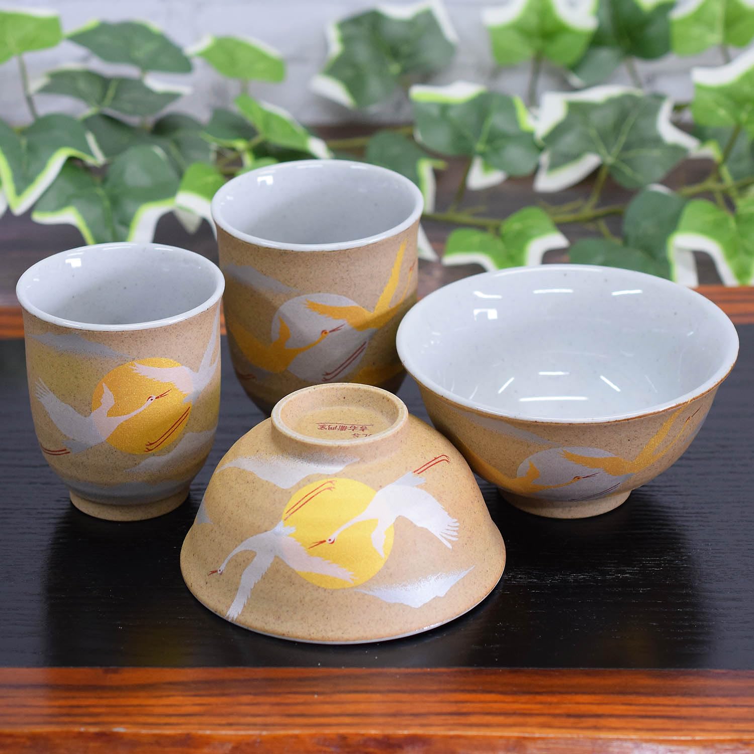 和座の蔵 おしゃれ 夫婦茶碗 湯呑み ペア 食器セット 九谷焼 睦揃 金銀彩鶴 陶器 高級 ブランド 和食器 日本製 結婚祝い プレゼント 還暦祝い 古希祝い 喜寿祝い 米寿祝い ギフト