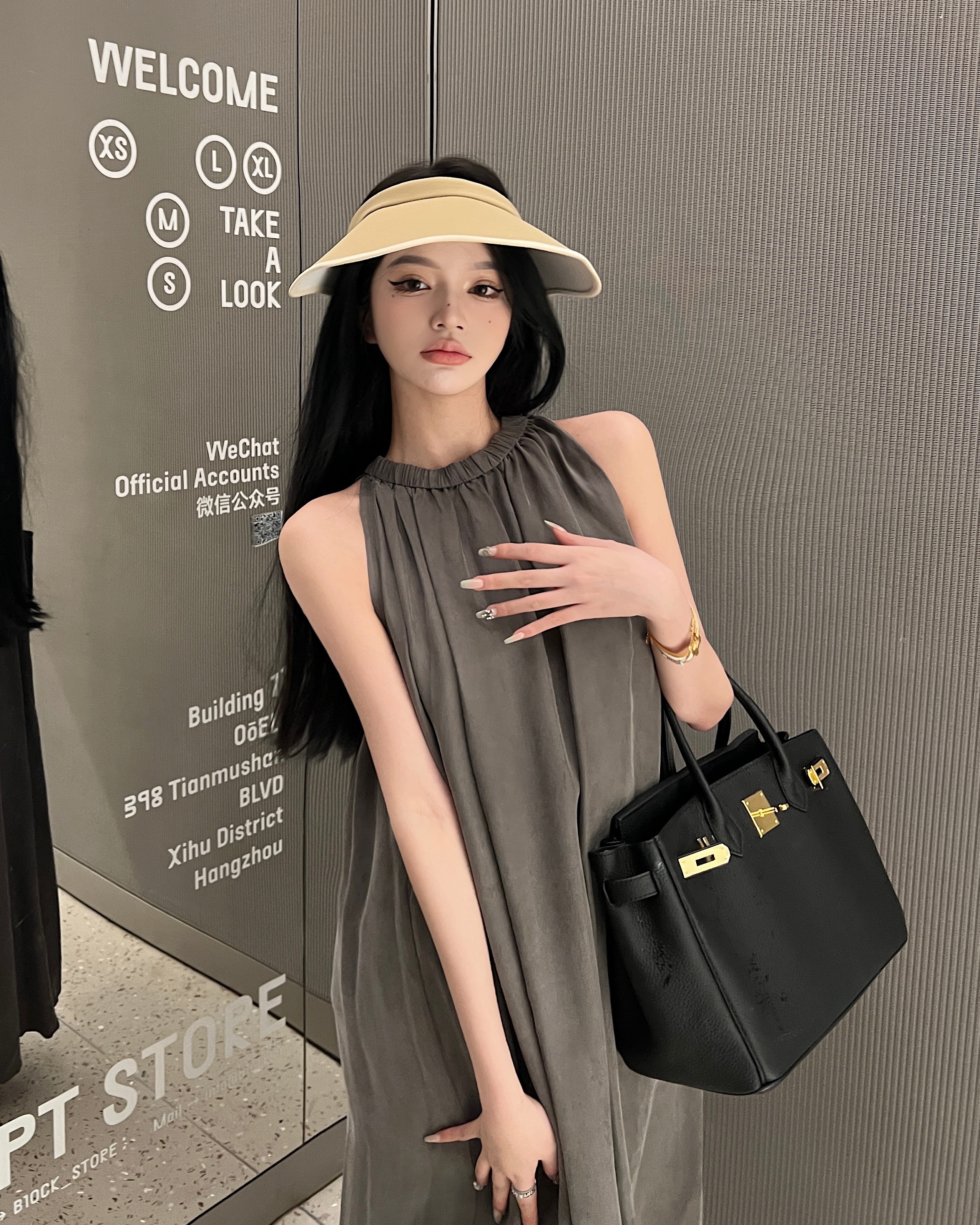 ギャザーワンピース ワンピース ワンピドレス ロング丈 袖なし ホルターネック Aライン シンプル おしゃれ お洒落 大人可愛い 大人女子 こなれ感 個性的 無地 春 夏 10代 20代 30代