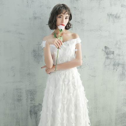 オフショルダー ロング ドレス Aライン フェザー 装飾 羽飾り デコルテ見せ 背中開き 肌見せ ウエスト 切り替え ふんわり シンプル 上品 大人 可愛い フェミニン 清楚 おしゃれ 個性的 パーテ