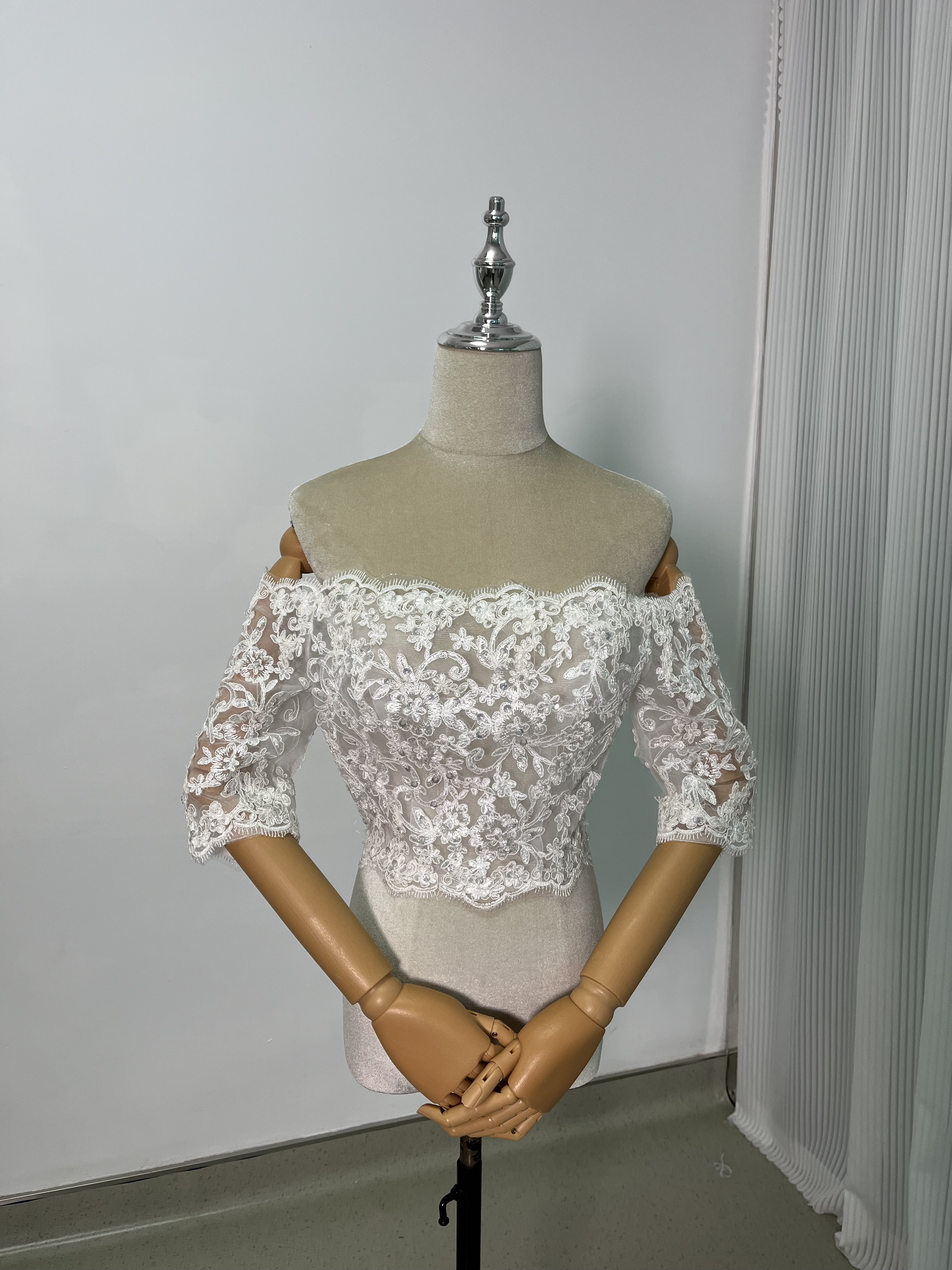 ウエディングドレス ボレロ 七分袖丈 結婚式/披露宴/挙式 流れる透け花レース くるみボタン