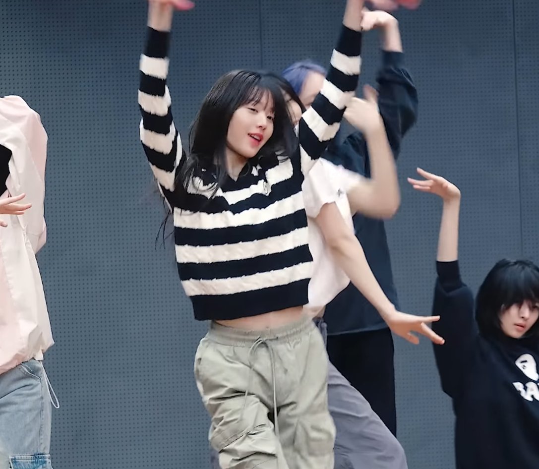 アイブ チャン・ウォニョン ストライプニット ホワイト+ブラック