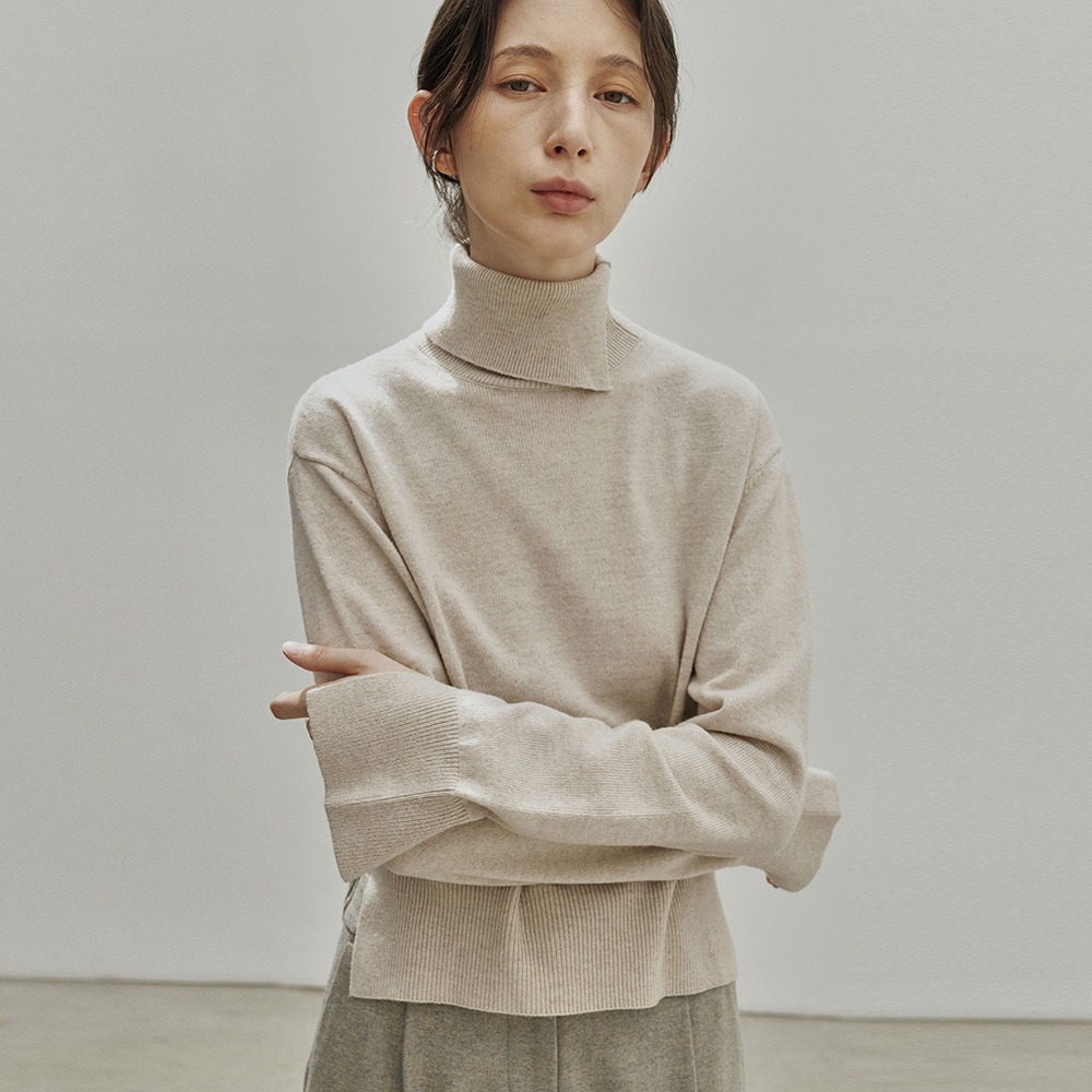 【NOIER 】 CASHMERE SLIT TURTLENECK : BEIGE