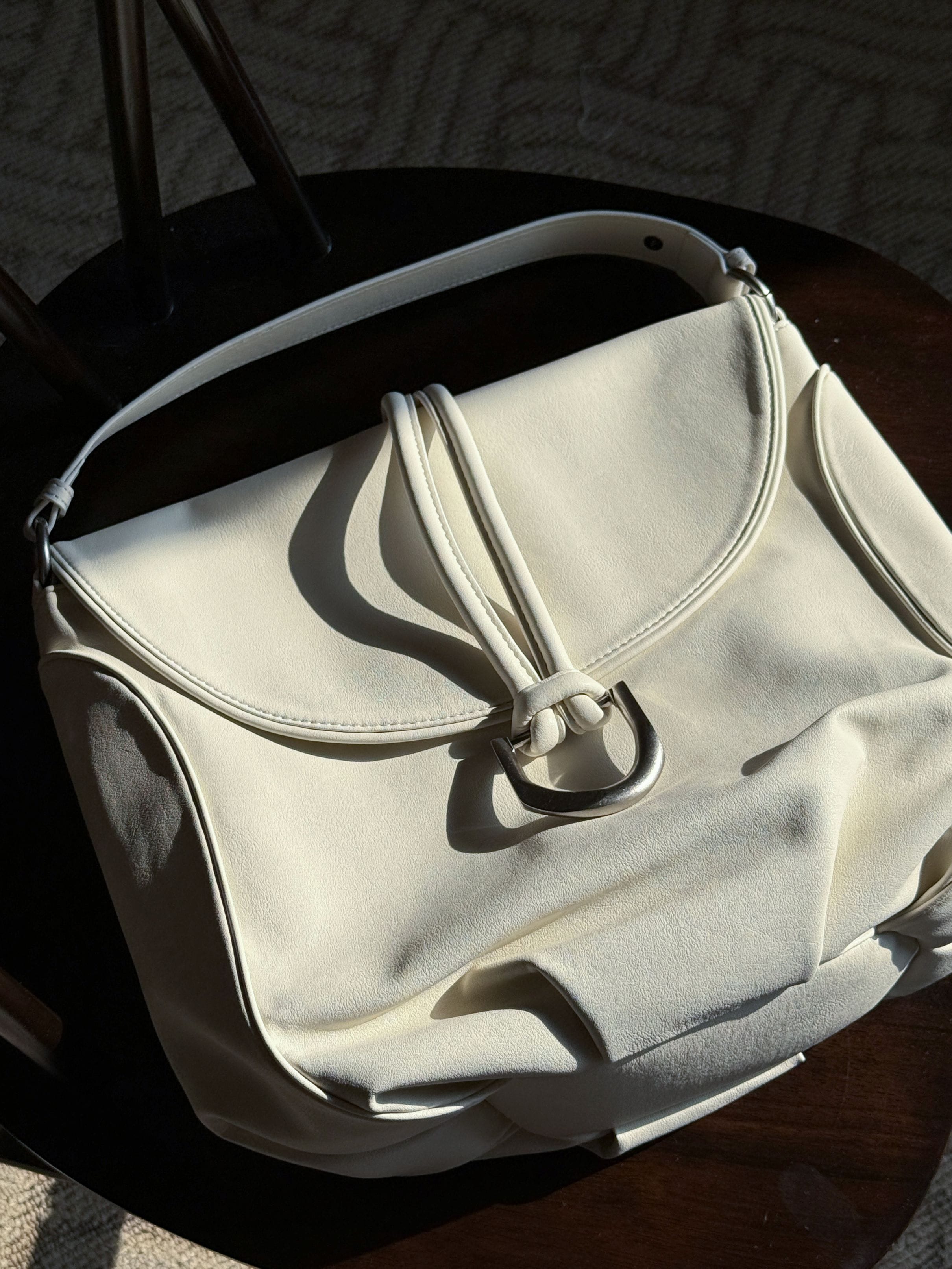 ホワイトボールドバックルバッグ