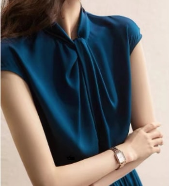 ツイストネックワンピース トップス シンプル ブルー 青 ミドル丈 袖あり 半袖 ノーカラー Ａライン スリム 細身 タイト ボタン ポリエステル 大人女子 大人 上品 おしゃれ エレガント