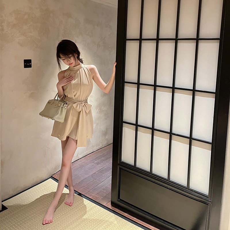 肩を出して首のワンピースの女性の夏のサテンの高級な気質を掛けて腰のひもの袖なしのスカートの純欲を結び
