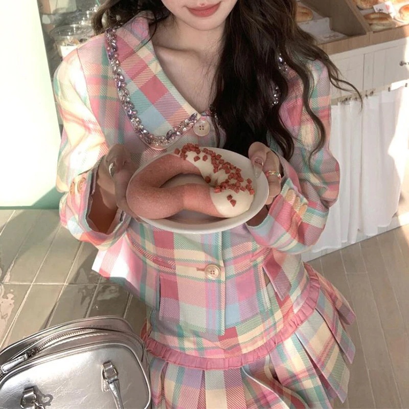 春と秋にぴったりなチェック柄の長袖ジャケットとハイウエストのプリーツスカートが特徴の甘くて未来的なドーパミン注入のレディース ツーピース セットです