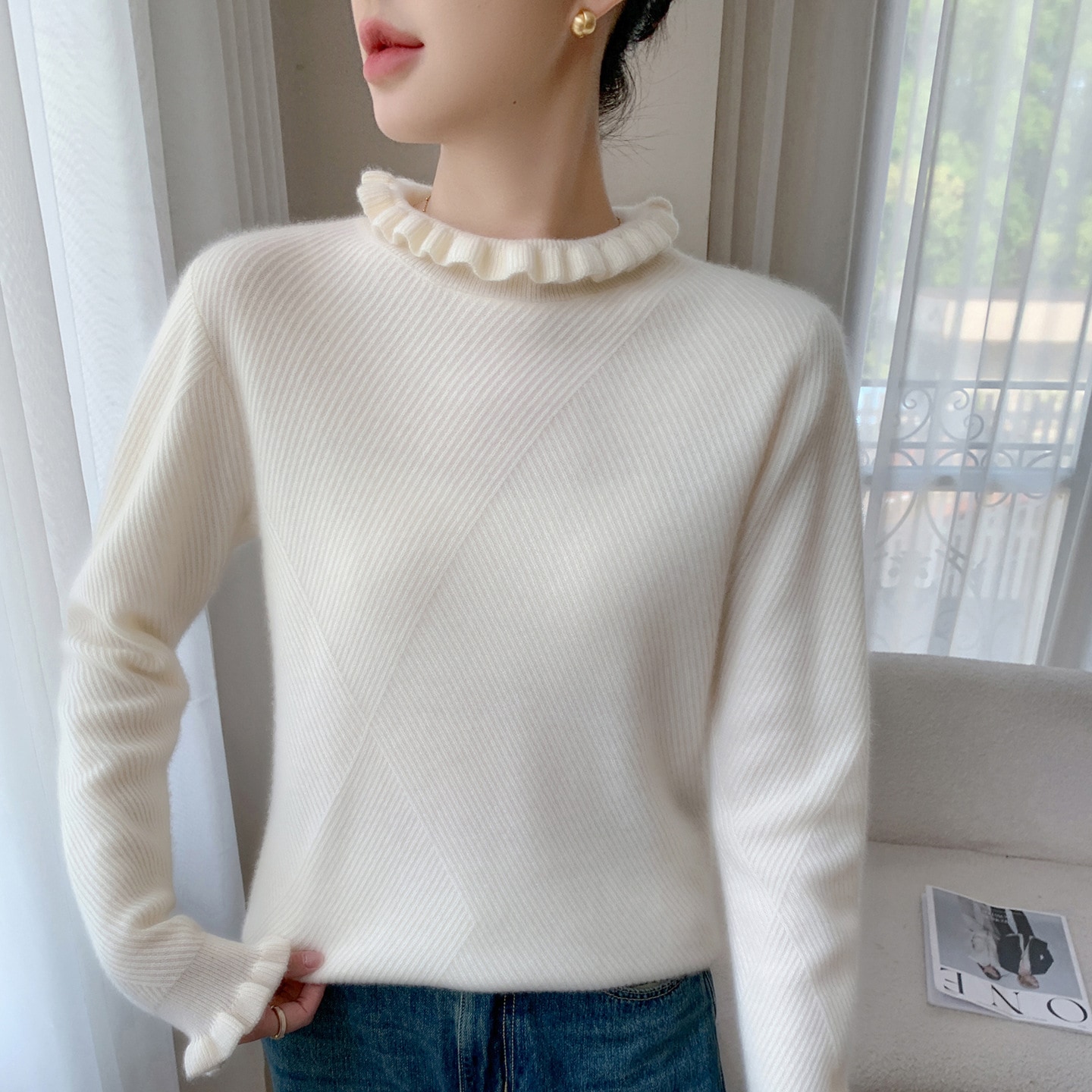 柔らかく滑らかな質感のカシミアを使用したスリムフィットのレディースセーター繊細なフリルとグレーのニットベースレイヤーが特徴で2025年秋冬にぴったりです