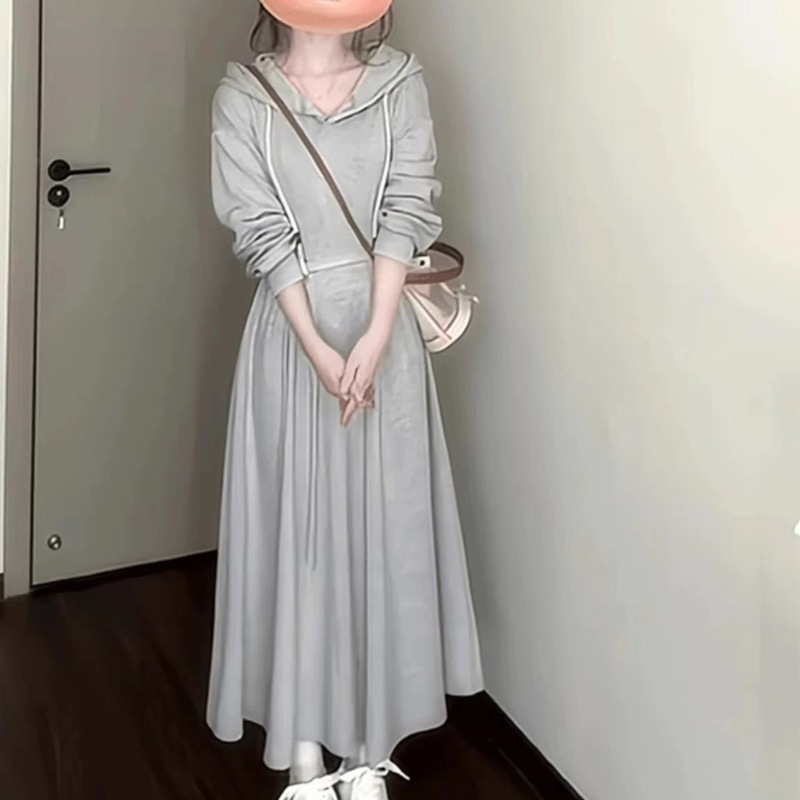 ワンピースドレス長袖ロングマキシ丈ワンピ秋冬の新気質キャップ付き衛衣ワンピース女性デザイン感ベルトウエストを収めたスリムなミディアムスカート