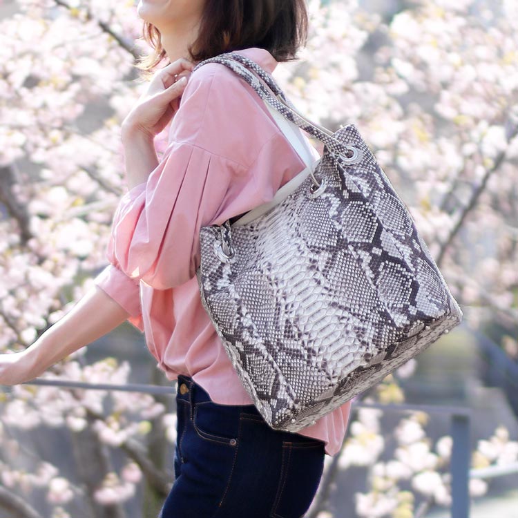 ダイヤモンドパイソンレザートートバッグ