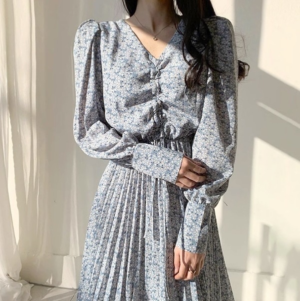 ワンピース ロング丈 長袖 パフスリーブ Vネック デザイン ギャザー 美ライン ニュアンス プリーツ カラバリ ロマンチック ナチュラル かわいい 大人可愛い きれいめ シンプル カジュアル 大人