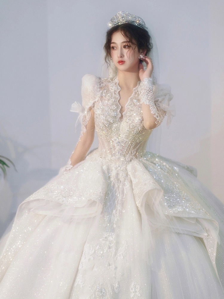 長袖のウェディングドレス2025花嫁のメイン糸の裾が重厚な高級な質感のレトロな白いドレス