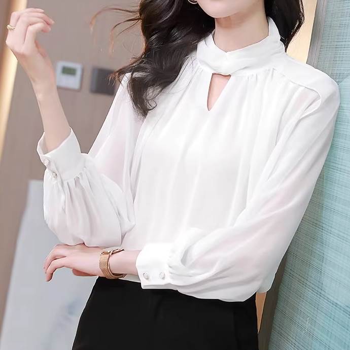 トップス シャツ ブラウス 白シャツ 白トップス 袖あり 長袖 ハイネック 吊りネック 襟付き フレア プリーツ シフォン スリット きれいめ シンプル 大人 上品 おしゃれ お洒落 かっこいい 大人