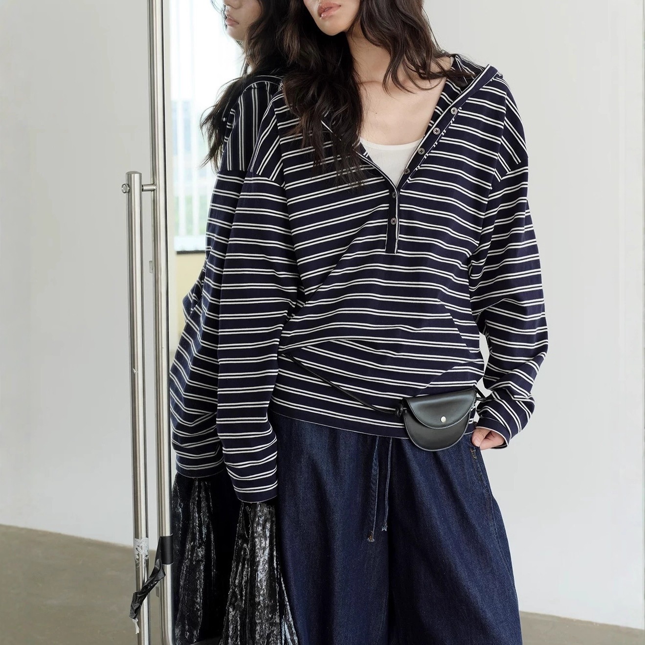 【送.料.無.料.急速発送】フード付きバックルの裾が自然に少し積まれたゆったりとした肩落ち長袖ストライプ