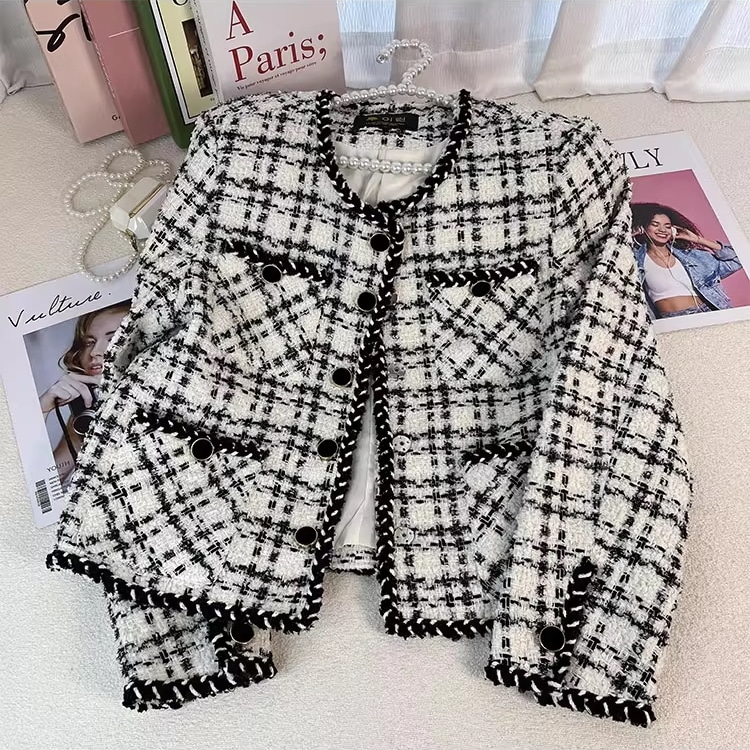 レディース トップス ジャケット アウター 上着 羽織 前開き 長袖 ノーカラー フェミニン ポケット ツイード ボタン かわいい 大人可愛い きれいめ おしゃれ レトロ ガーリー 存在感 キュート