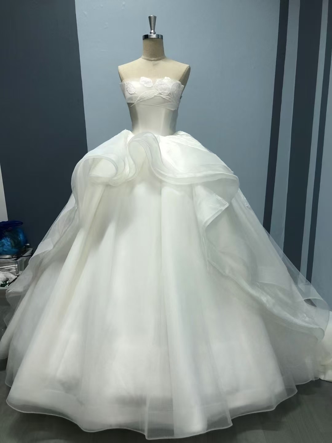 豪華！ウェディングドレス ベアトップ ラッフルフリル プリンセスライン 披露宴/結婚式