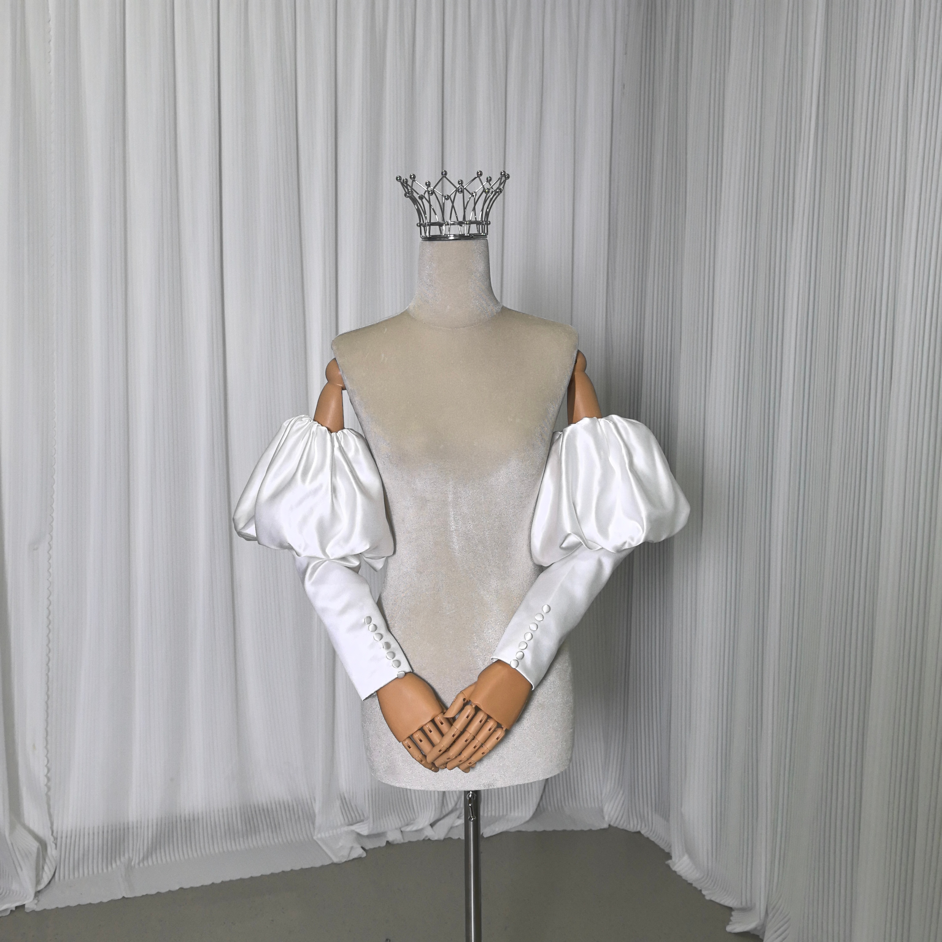 ロングスリーブ オフホワイト 取り外し袖 くるみボタン 光沢サテン 可愛い 結婚式 花嫁/ウェディングドレス