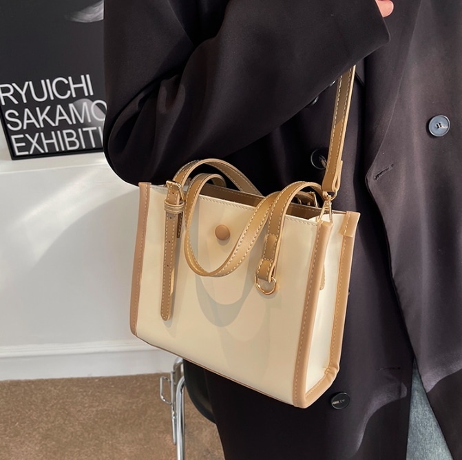 バッグ レディース 斜めがけ 仕事用カバン メッセンジャー 便利 撥水 スクエア型 ボタン 革 フェイクレザー アイボリー ブラウン ブラック シンプル 大人 上品 お洒落 流行 かっこいい 個性的