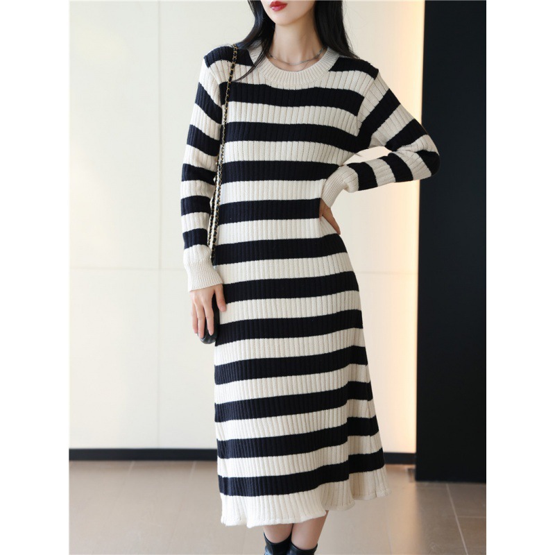 韓国版秋冬新作ストライプの中長タイプのニットワンピースのセータースカート女性