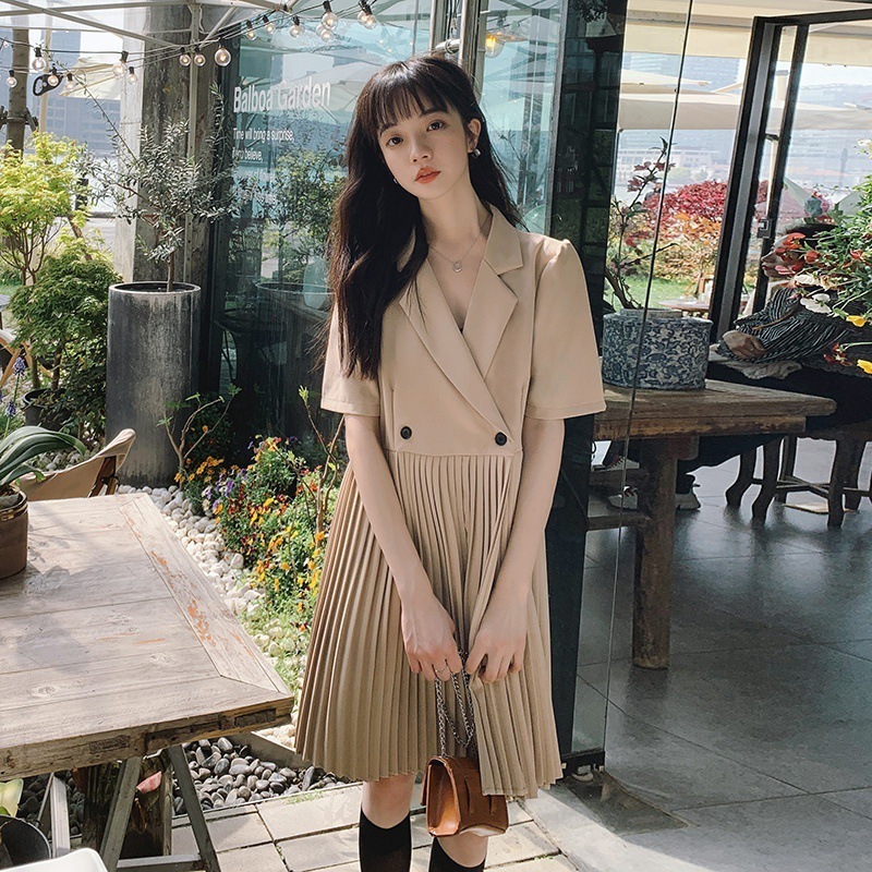 女性のためのファッショナブルな半袖スーツドレス 2024 年夏新しいハイエンドルーズスリムカジュアルプリーツスカート