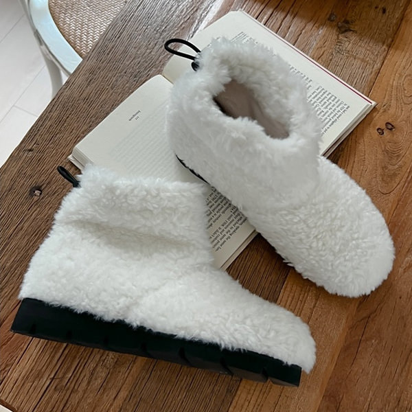 ショートブーツ ファー ボア もこもこ モコモコ フラット トラックソール レディース ローヒール 白 ホワイト 歩きやすい カジュアル シンプル 靴 婦人靴 韓国
