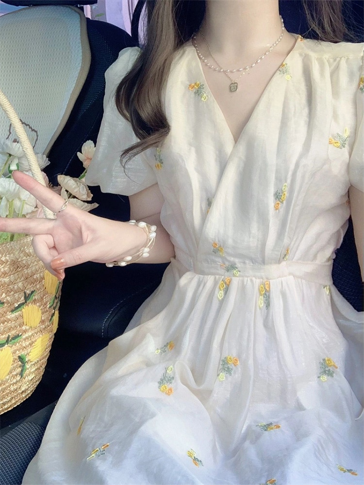 2025 春夏 ミモレ丈 ロングキャミソールワンピース 小花 フラワーおしゃれ かわいい ドレス Vネック 韓国ファッション レディース 白 お出かけ キュート 甘めフレンチスリーブ