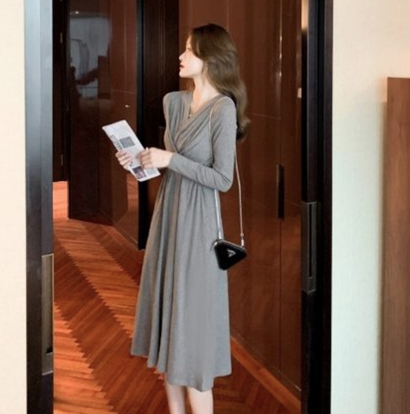 ワンピース デート 膝丈 ひざ丈 ミモレ ミモレ丈 袖あり 長袖 Vネック スリム タイト 細身 かわいい 大人可愛い きれいめ シンプル カジュアル 大人 上品 おしゃれ お洒落 主役級 存在感 春